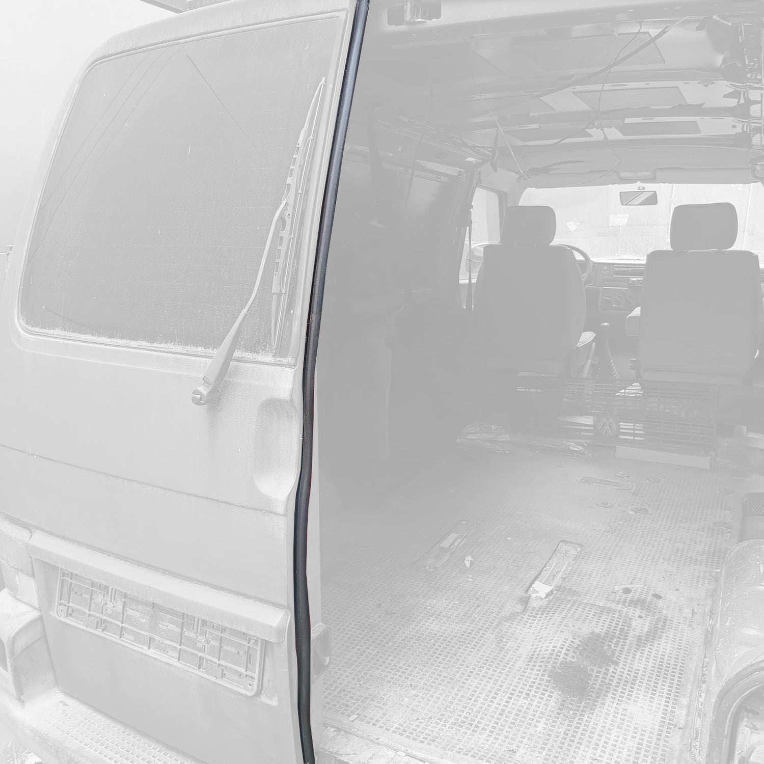 Rear cargo door vertical seal